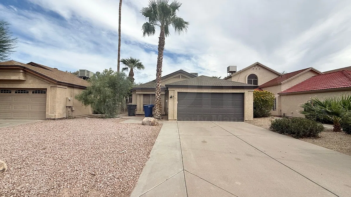 3 bed, 2.0 bath, 1350 sqft, $2,200 — Photo 3