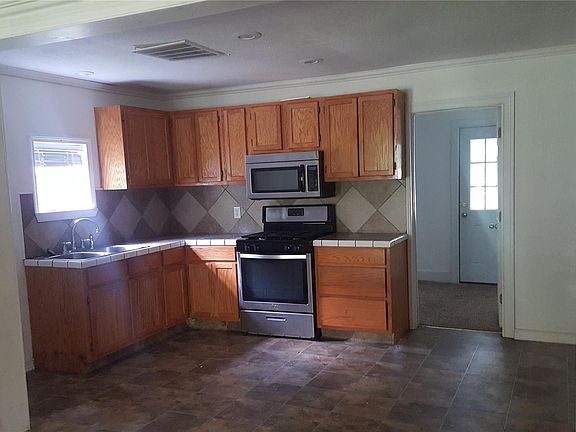 3rd image of 824 S Elm St