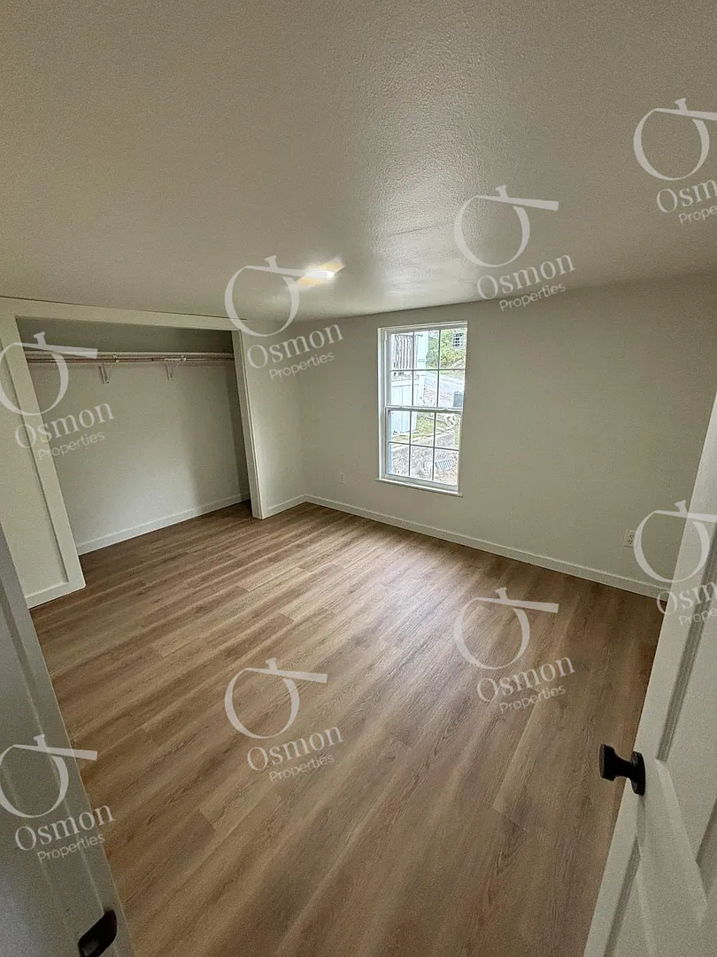 909 E 1st St — Photo 4