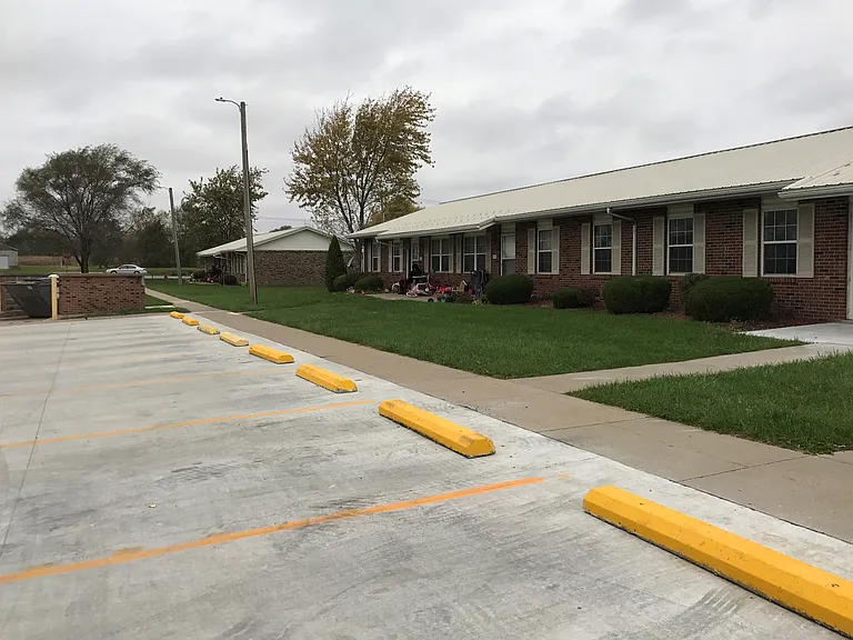 605 N Center St — Photo 4