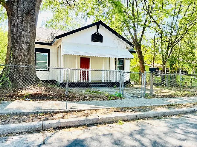 Building Photo - 104 Miller St