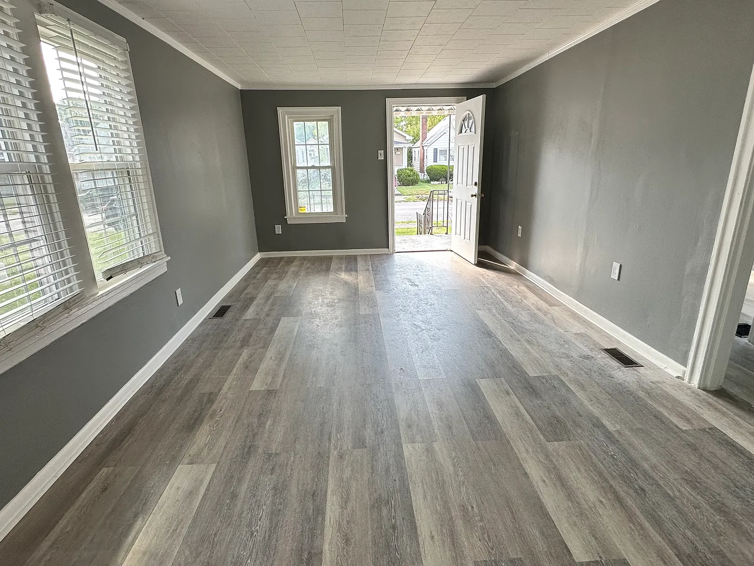 2 bed, 698 sqft, $1,300 — Photo 2