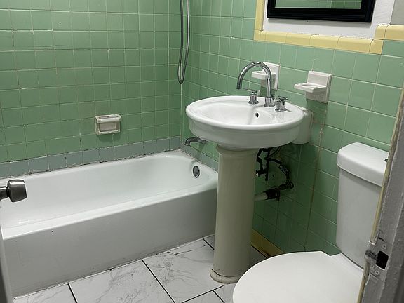 4th image of 170 NE 48th St #180
