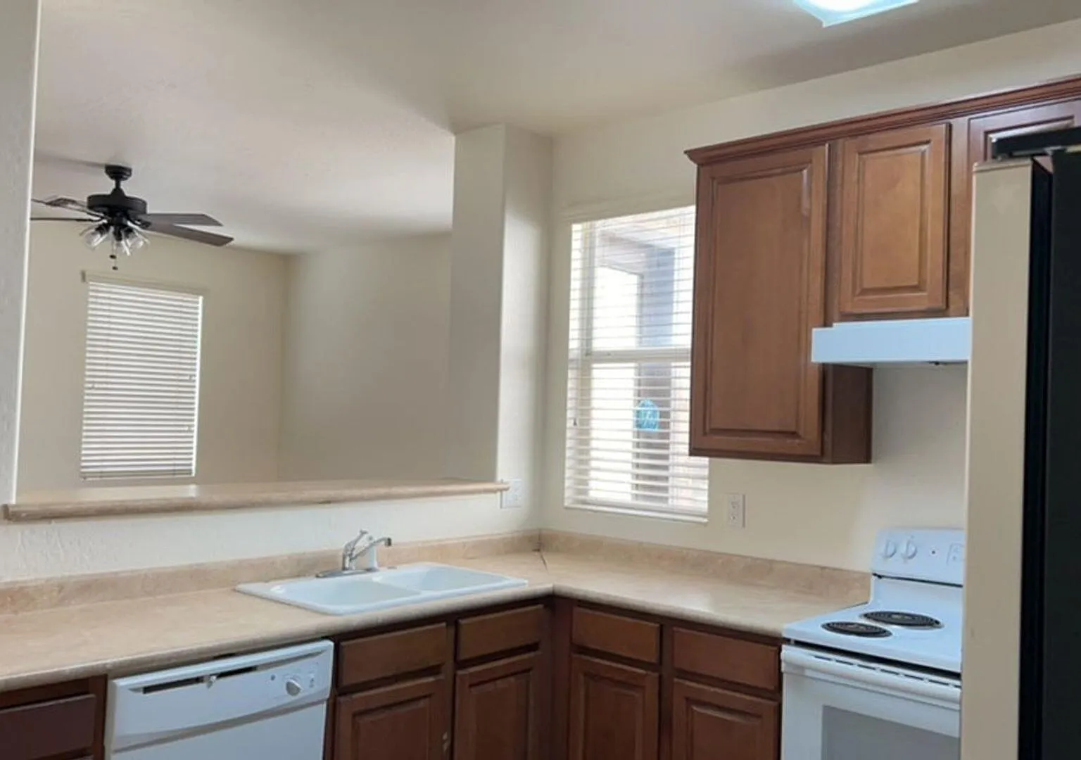Charming 4 bed, 3 bath home in Tolleson!! — Photo 3