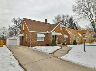 319 N Oak Knolls Ave, Rockford, IL 61107