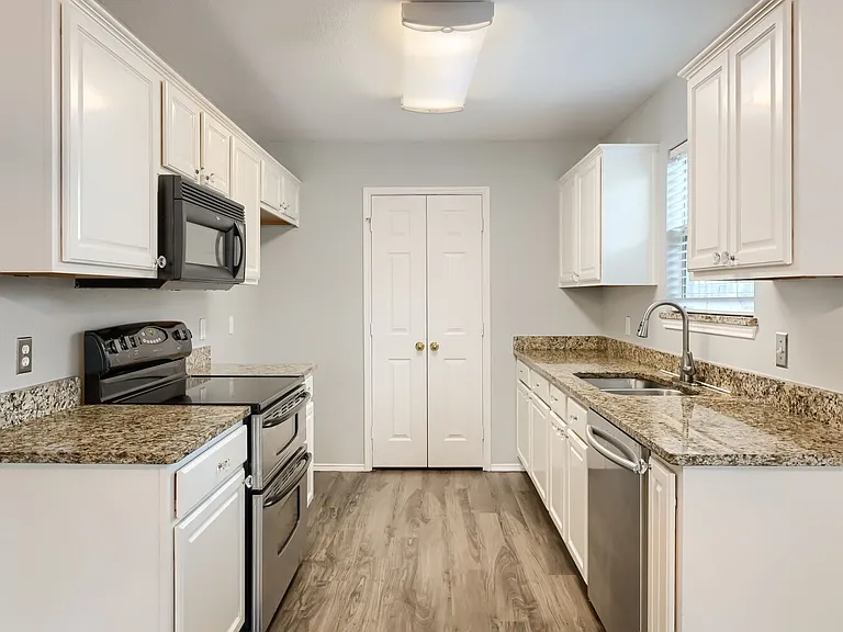 5210 Mountain Spring Trl — Photo 4