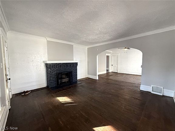 4th image of 295 Grove St