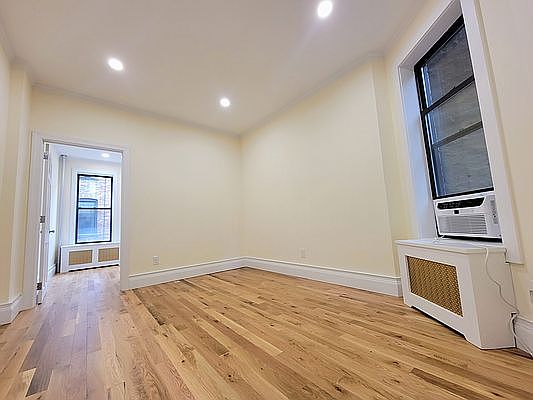 3rd image of 131 Thompson St #4X