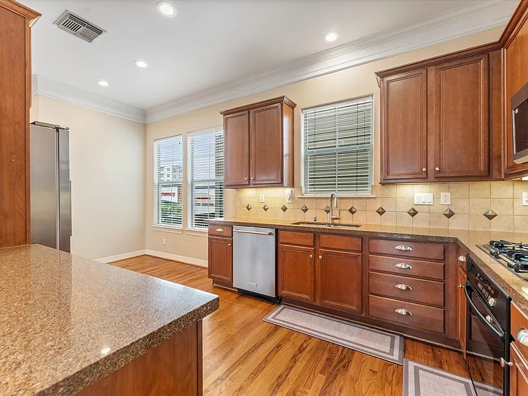 906 Reinicke St — Photo 13