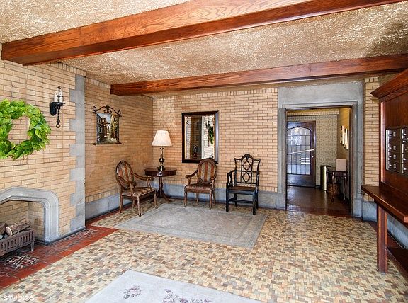 2nd image of 333 S Oak Park Ave