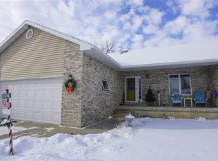 3409 Clearview Dr, Cedar Falls, IA 50613