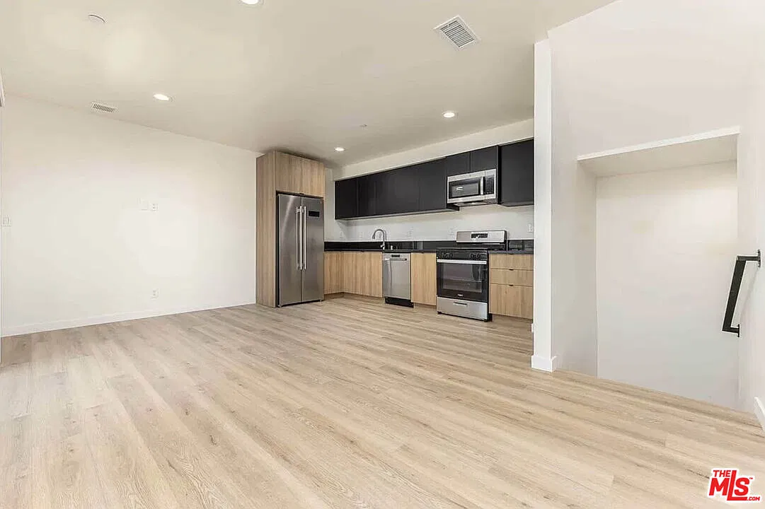2 bed, 2.0 bath, 1173 sqft, $3,208 — Photo 2