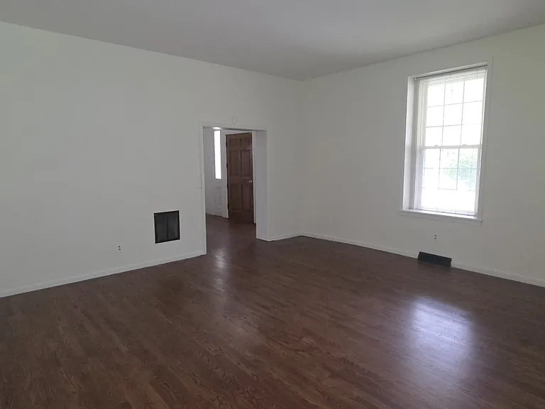 504 E Vine St — Photo 6