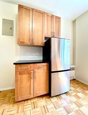 5th image of 527 E 78th St APT 6C