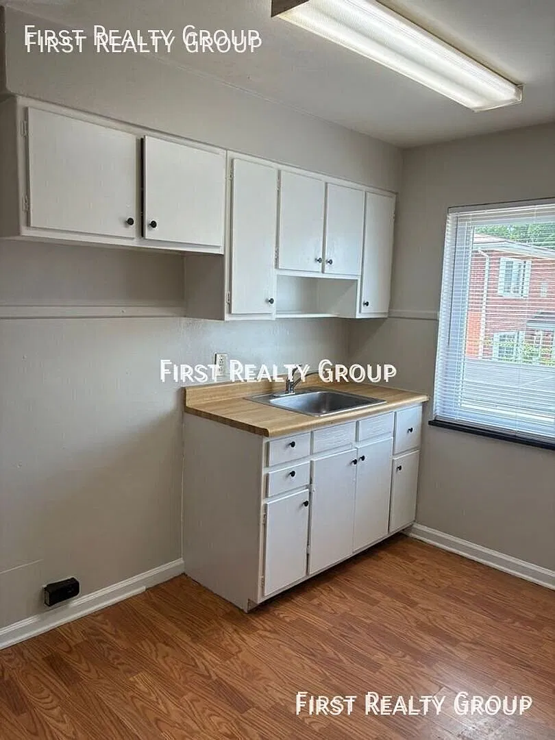 2 Bedroom, 1 Bath 2nd Floor Apartment For Rent, Move in Ready! — Photo 4