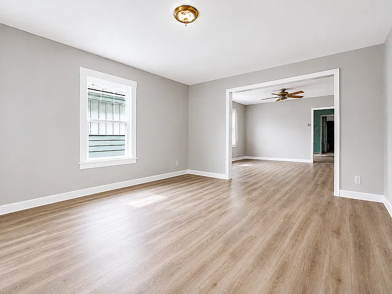 1058 S Sheffield Ave — Photo 3