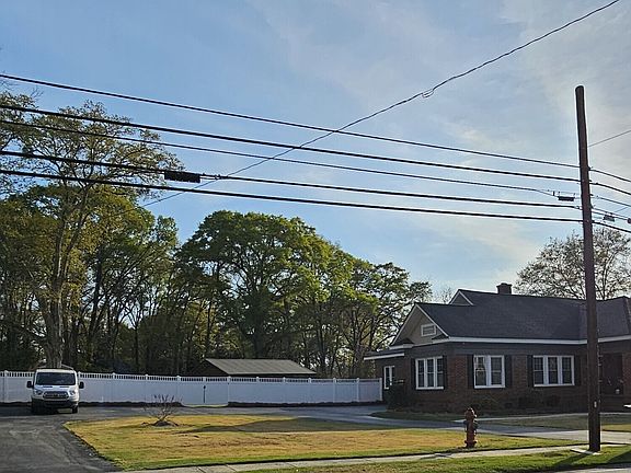 4th image of 503 Forsyth St