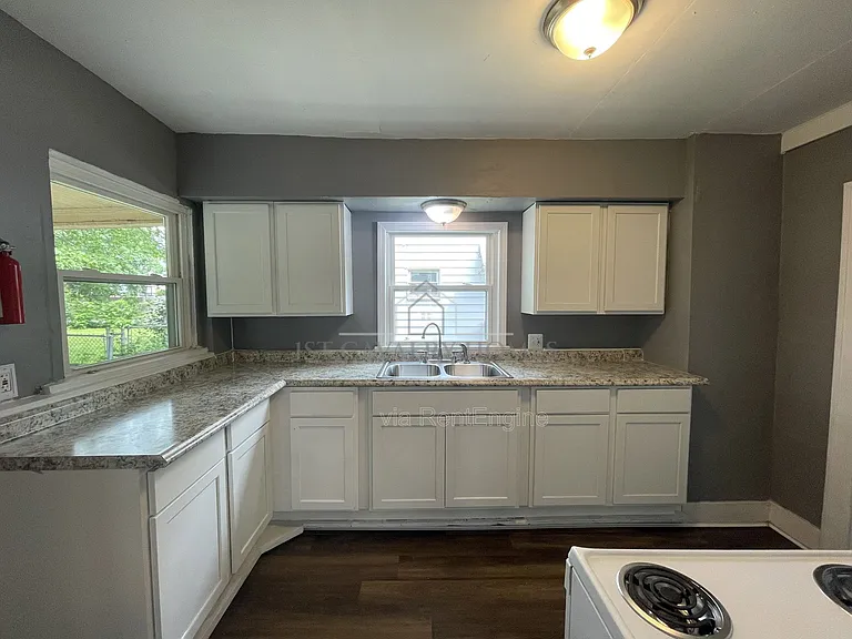 730 Noble Ave — Photo 5
