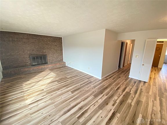 3rd image of 885 Heather Ct