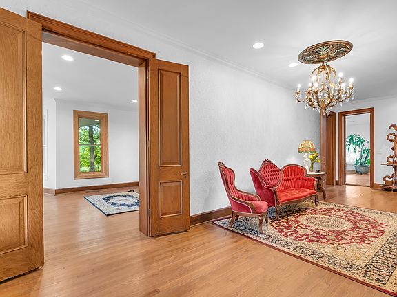 4th image of 412 E Petty Ln