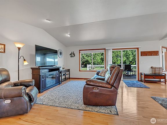 5th image of 451 Rhododendron Drive