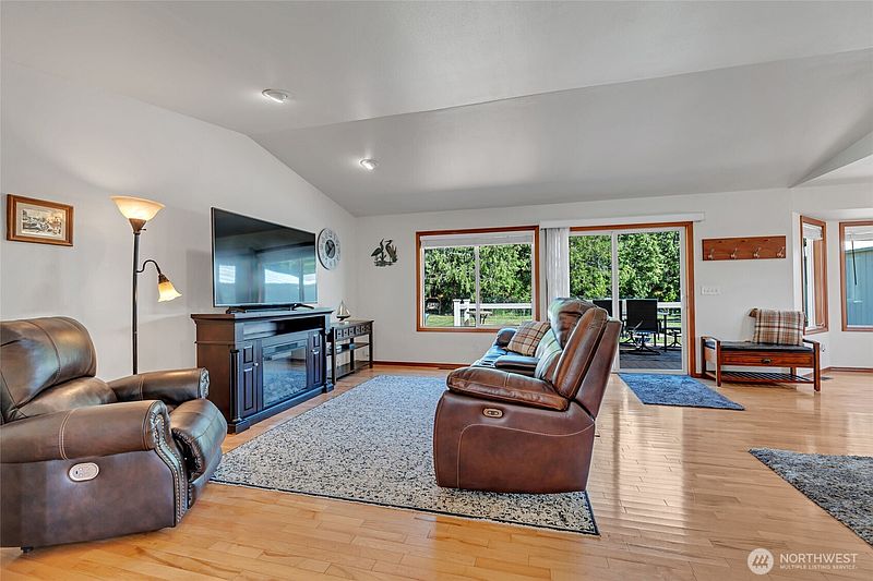 5th image of 451 Rhododendron Drive