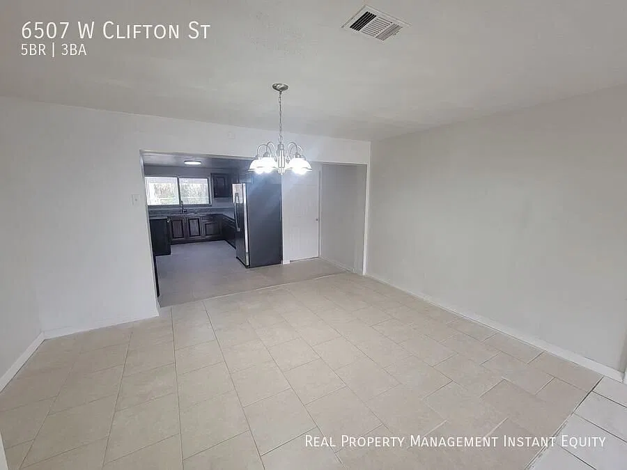 Spacious Tampa Home — Photo 4