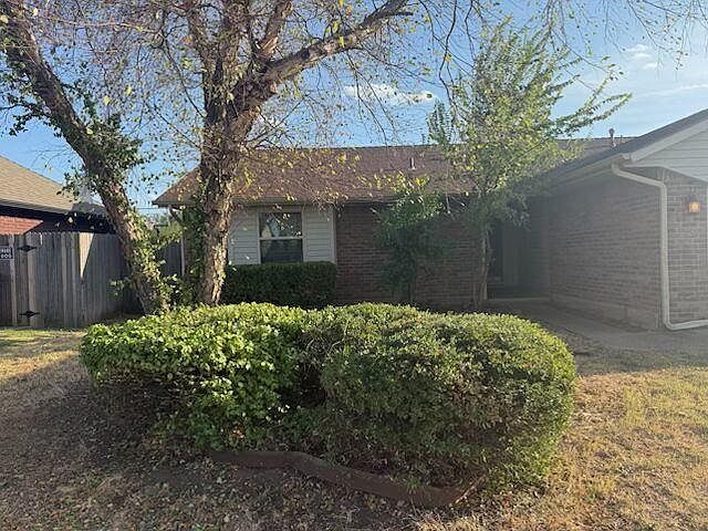 1st image of 1004 SW 11th St