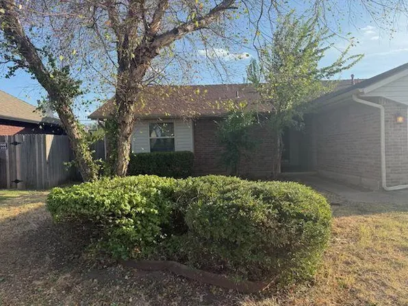 1004 SW 11th St, Moore, OK 73160