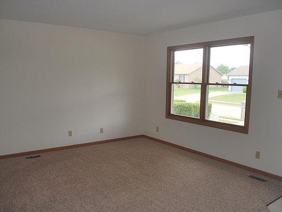 4th image of 4922 Yellowstone Dr
