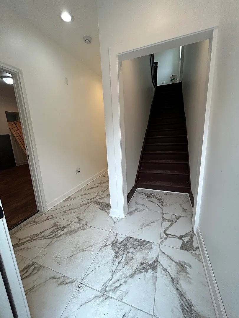 Building Photo - 6016 S Saint Lawrence Ave #1