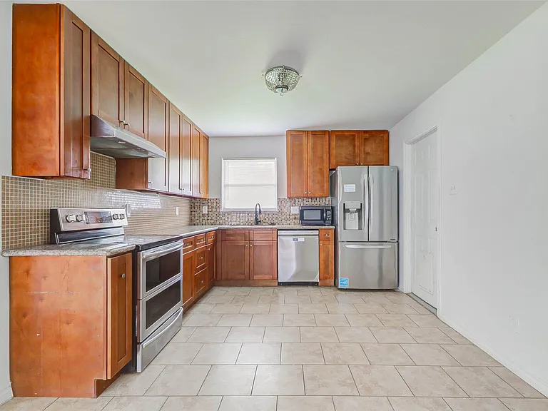 230 Bizerte St — Photo 10