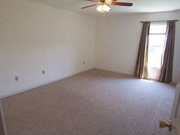 5th image of 27 Lindsey Dr