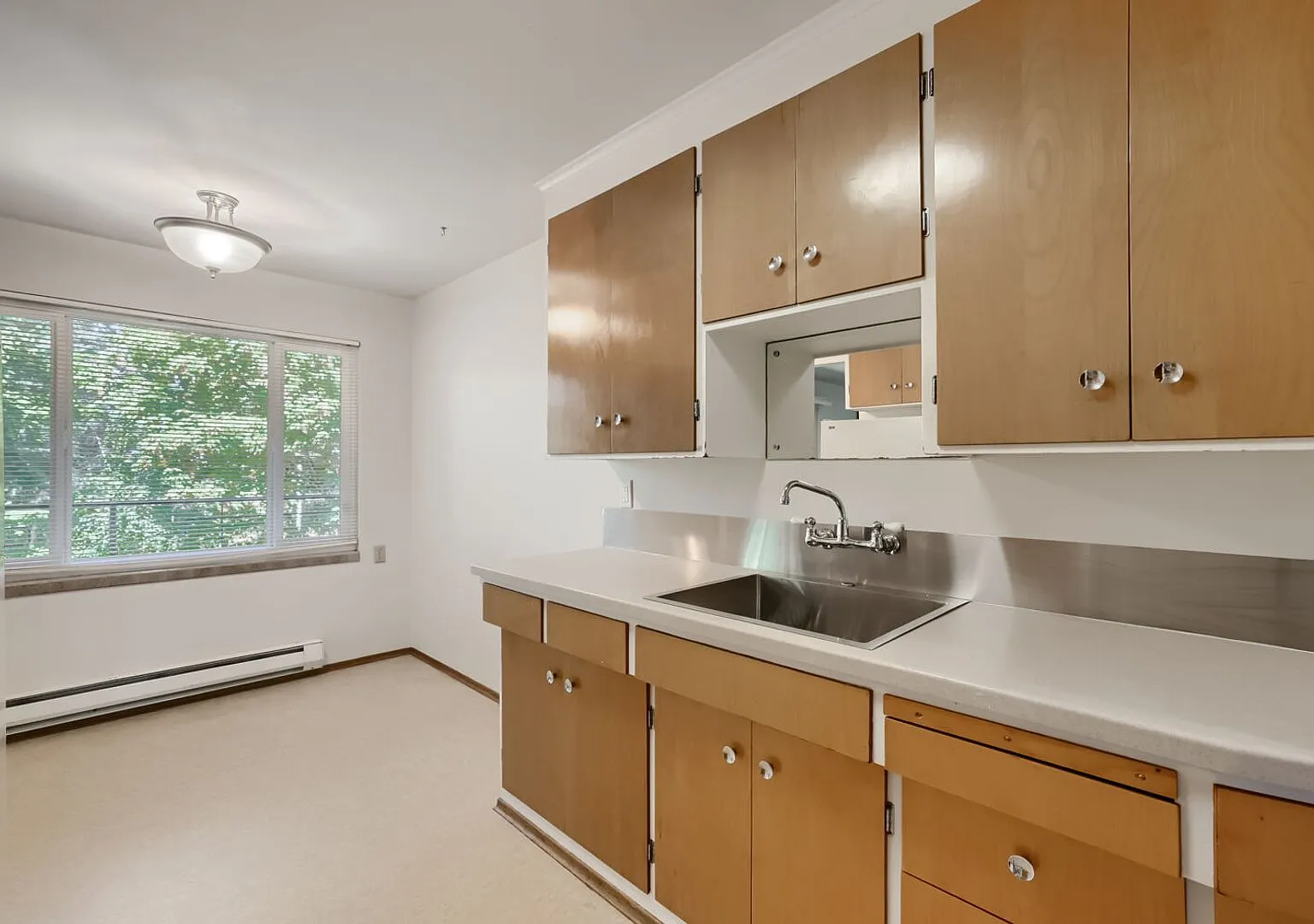 Top Floor 2bed/1bath Apartment Near Greenlake! — Photo 3