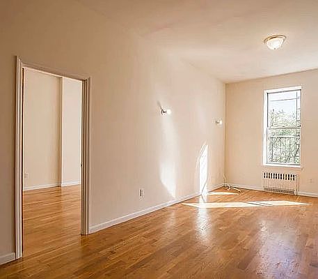 2nd image of 154 Grattan St APT 1b