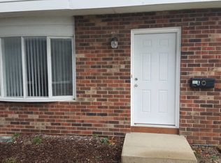 328 Lilac Ln APT A, Elgin, IL 60123