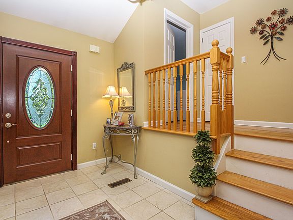2nd image of 21 Maplemoor Ln