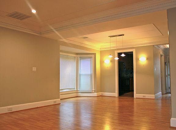 Dinning room with bay window