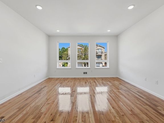 5th image of 26 Parkhurst St