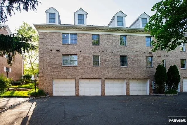 11 S Maple Ave #B — Photo 16