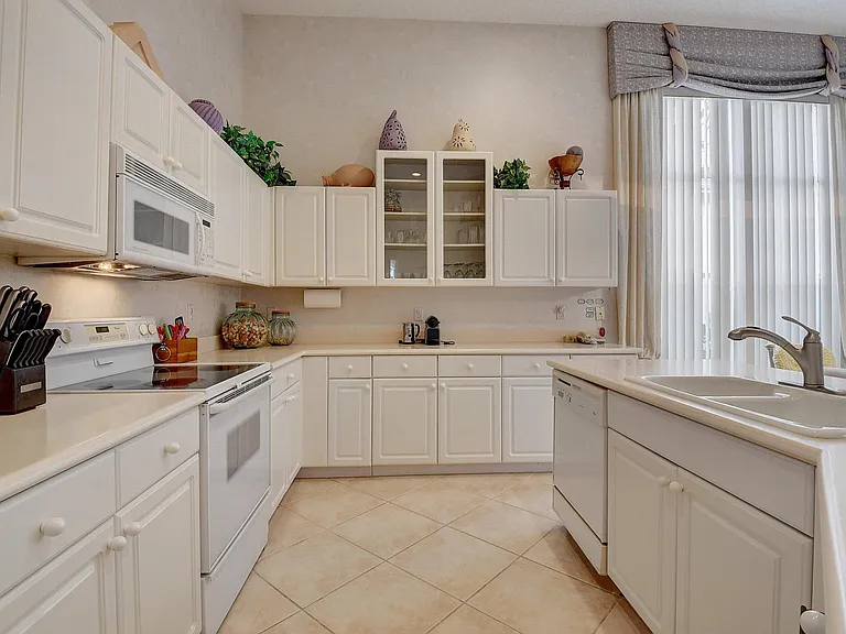 7725 Rockford Rd — Photo 11