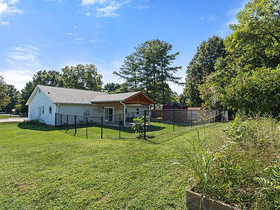 4th image of 2333 Bluegrass Ln