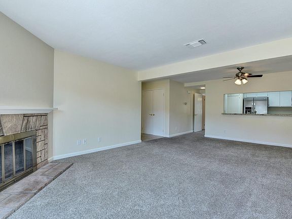 4th image of 715 Williamsburg Way APT D
