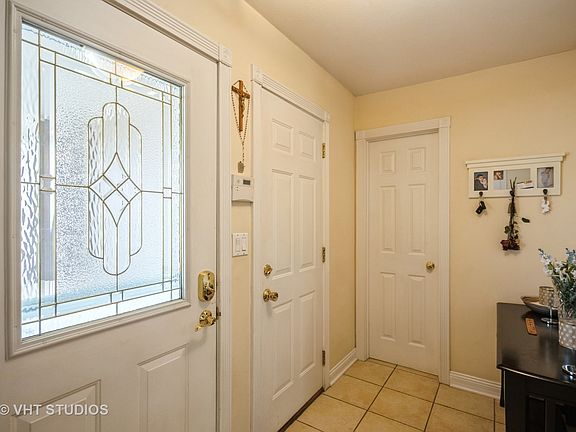 4th image of 642 Burgundy Ct Unit A