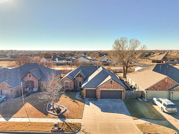 3rd image of 720 Carol Ann Pl