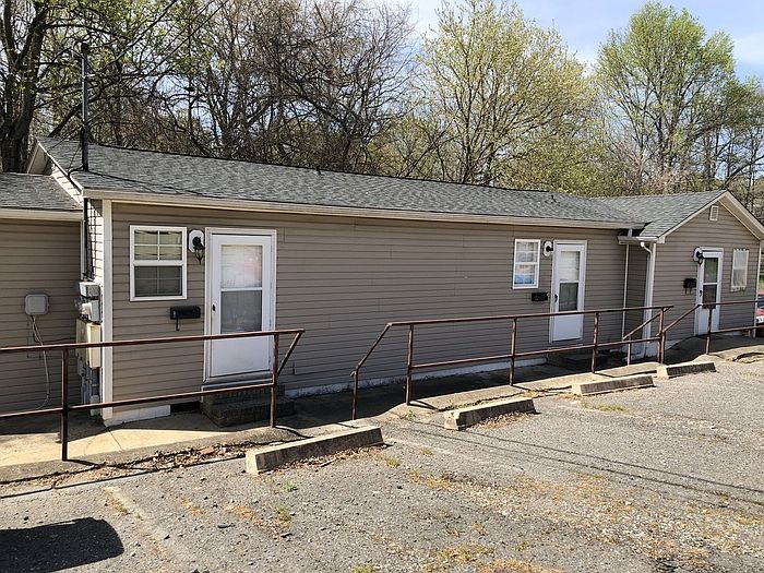1st image of 402 S 10th St