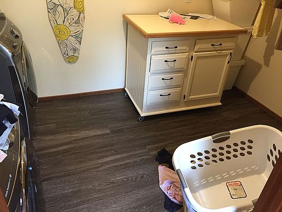 Laundry w/ mobile island