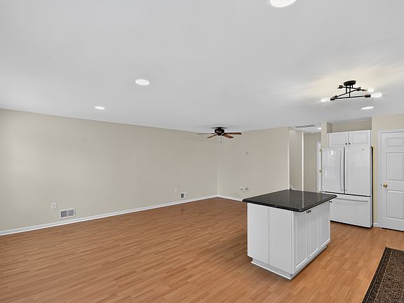 5th image of 574 Beachway Ave