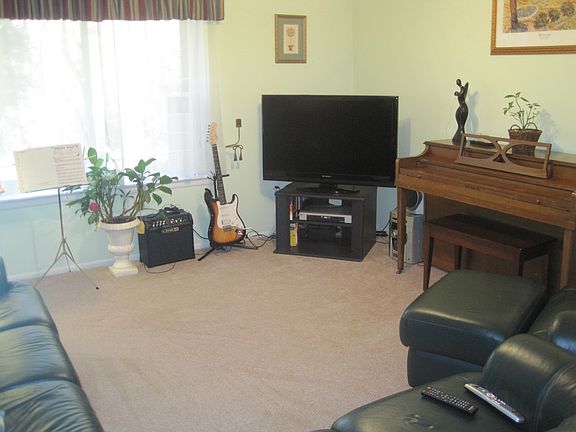 5th image of 582 Edison Dr