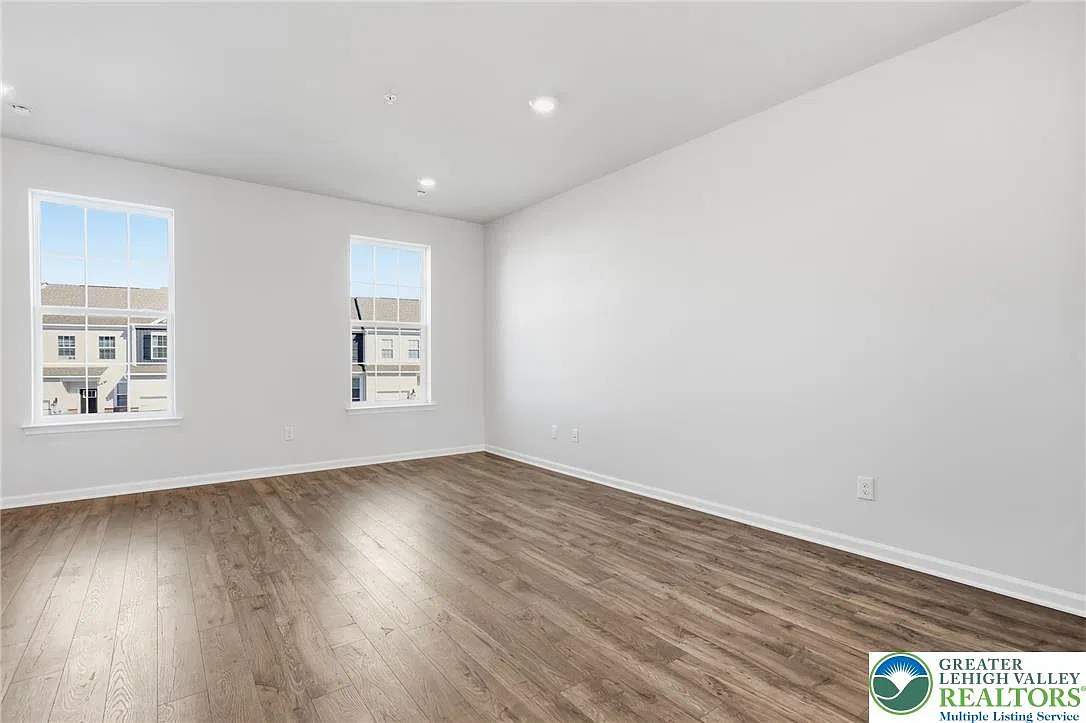 3 bed, 2.5 bath, 2208 sqft, $3,100 — Photo 4